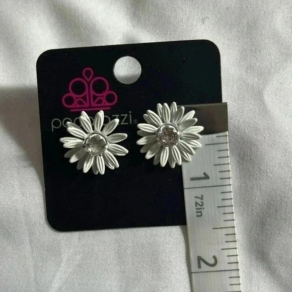 Daisy Earrings - Picture 3 of 3